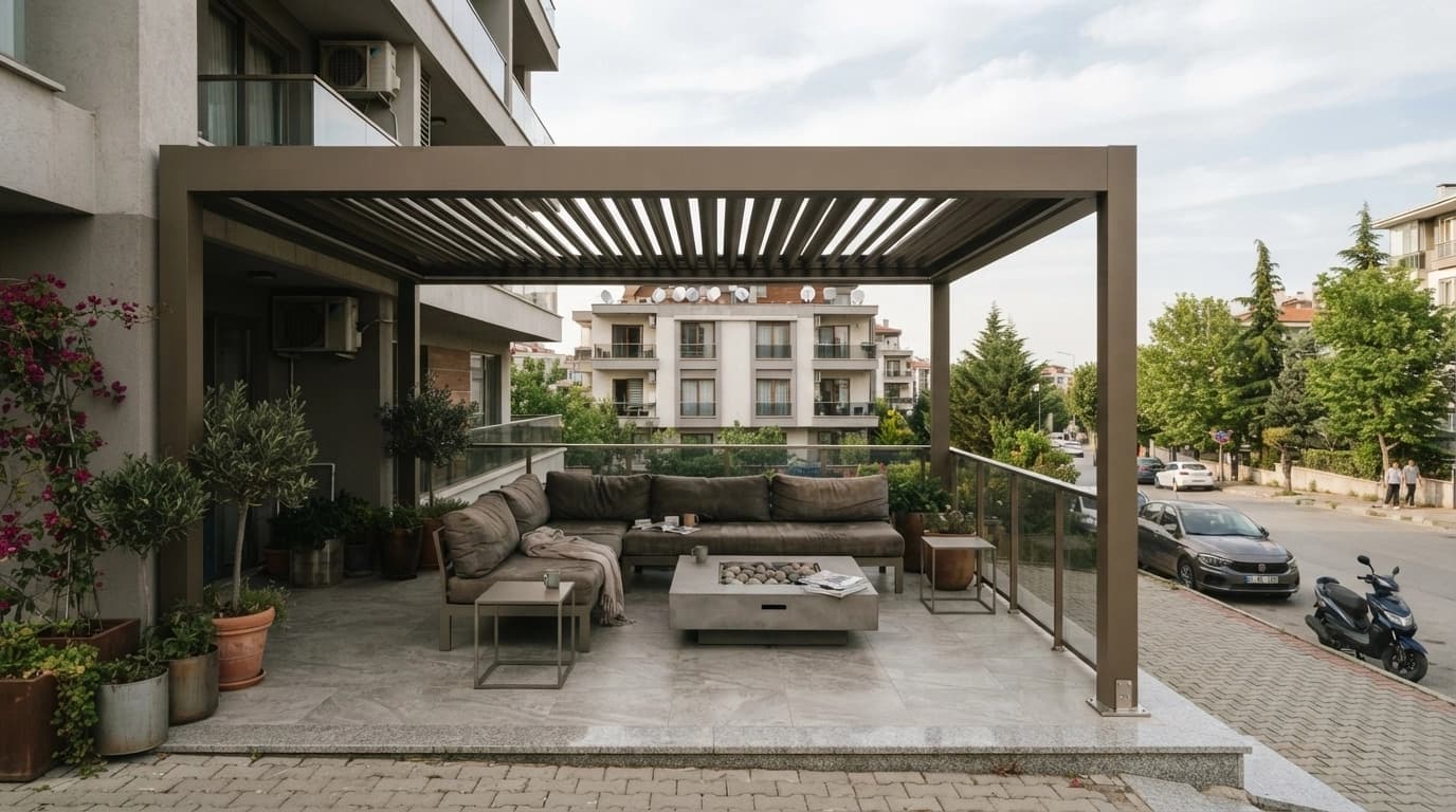 Lamelleri kısmen açık konumdaki bioklimatik pergola altında oturma grubu