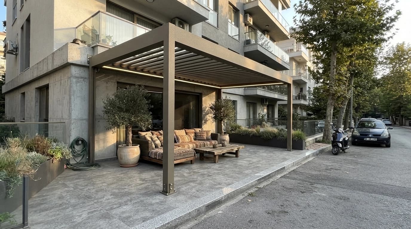 Deniz gören villa terasına kurulmuş antrasit renkli bioklimatik pergola